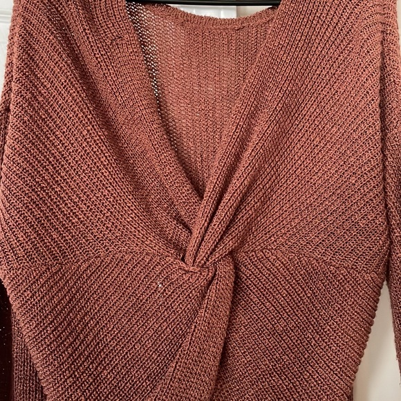 Semi-off the shoulder sweater with open back - Picture 3 of 5